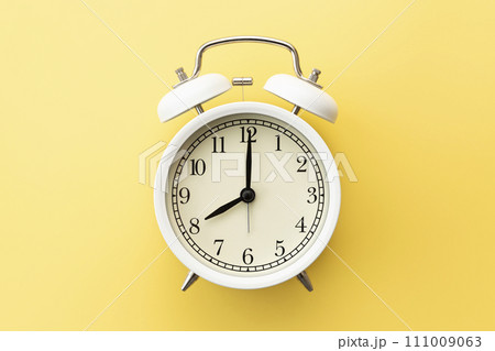 黄色背景にめざまし時計 111009063