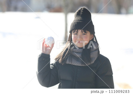 雪玉を投げる女の子 111009283