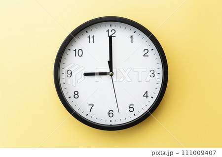 黄色背景に掛け時計 111009407