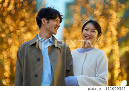 イルミネーションが輝く夜景を楽しむ男女 イルミネーションが輝く夜景を楽しむ男女 111009543