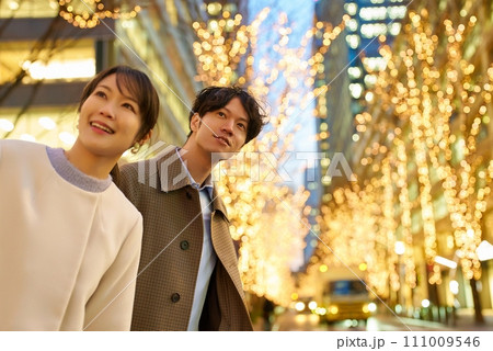 イルミネーションが輝く夜景を楽しむ男女 111009546