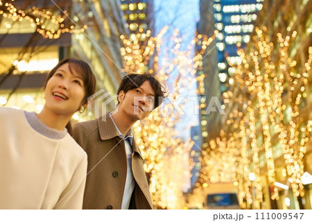 イルミネーションが輝く夜景を楽しむ男女 イルミネーションが輝く夜景を楽しむ男女 111009547