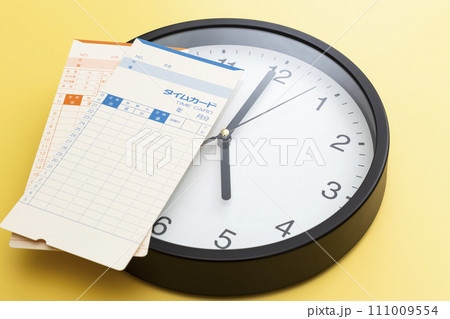 黄色背景に掛け時計とタイムカード 111009554