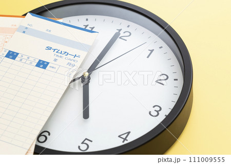 黄色背景に掛け時計とタイムカード 111009555