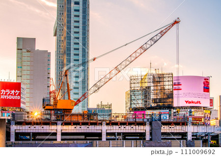 日本の東京都市景観 1月・渋谷駅や再開発工事、太陽光や右に向いた大型クレーンなどを望む＝1月27日 111009692