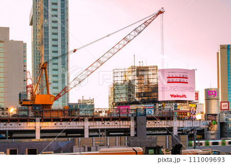 日本の東京都市景観 1月・渋谷駅や再開発工事、太陽光や右に向いた大型クレーンなどを望む=1月27日 日本の東京都市景観 1月・渋谷駅や再開発工事、太陽光や右に向いた大型クレーンなどを望む=1月27日 111009693