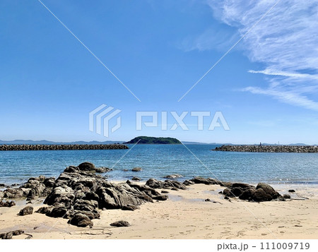 青空の下、宮崎海水浴場から梶島越しに渥美半島を臨む〈吉良ワイキキビーチ/愛知県西尾市〉 111009719