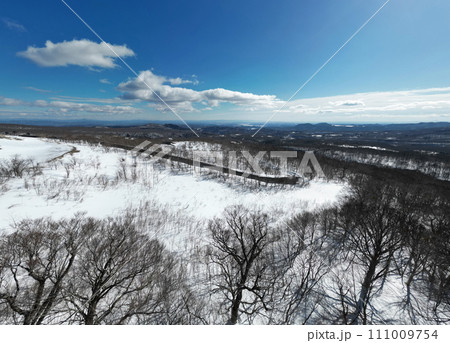雪の栗駒山　空撮 111009754