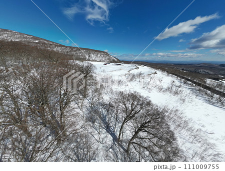 雪の栗駒山　空撮 111009755