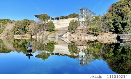 青空と岡崎市美術博物館が恩師池に映り込んだ水鏡〈岡崎中央総合公園(恩賜苑)/愛知県岡崎市〉 青空と岡崎市美術博物館が恩師池に映り込んだ水鏡〈岡崎中央総合公園(恩賜苑)/愛知県岡崎市〉 111010254