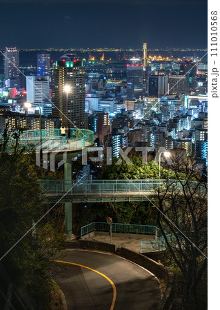 歩道橋から眺める神戸の夜景 111010568