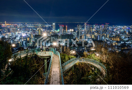 歩道橋から眺める神戸の夜景 111010569