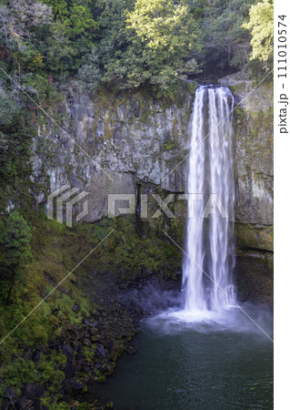 落差50メートルの名瀑布 五老ヶ滝 (熊本県上益城郡山都町) 落差50メートルの名瀑布 五老ヶ滝 (熊本県上益城郡山都町) 111010574