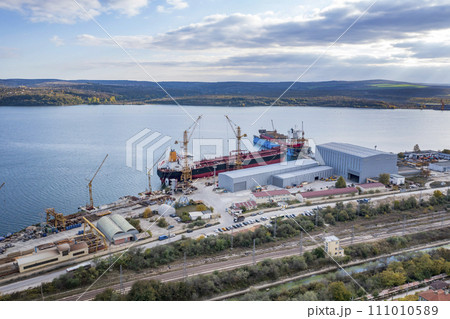 ship repair yard  111010589