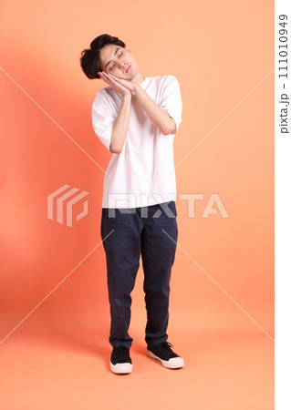 Man in 20s 111010949