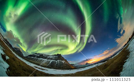 魚眼カメラで見上げた北欧のオーロラ_01_AI生成画像 111011325