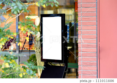 屋外の大型デジタルサイネージ 111011886