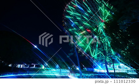 観覧車のカラフルな満月イルミネーション 観覧車のカラフルな満月イルミネーション 111012330