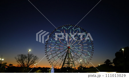 観覧車のあるマジックアワー夕景 観覧車のあるマジックアワー夕景 111013029