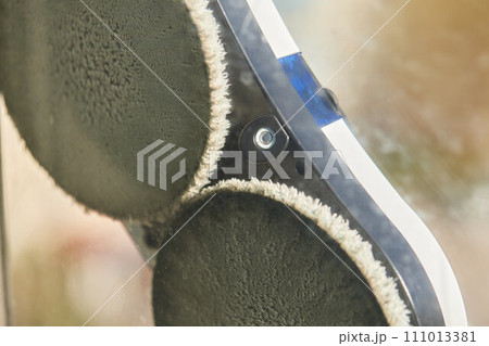 A window cleaner robot washes glass against the backdrop of multi-storey buildings. 111013381
