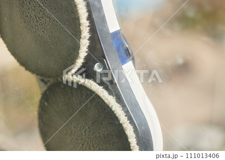 A window cleaner robot washes glass against the backdrop of multi-storey buildings. 111013406