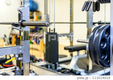 ベンチプレス　パワーラック　トレーニングマシン　スポーツクラブジムイメージ　 111014010