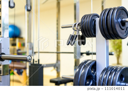 ベンチプレス　パワーラック　トレーニングマシン　スポーツクラブジムイメージ　 111014011