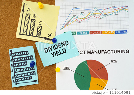 Reporting graphs and diagrams are hung on the board, a sticker with the inscription - Dividend yield Reporting graphs and diagrams are hung on the board, a sticker with the inscription - Dividend yield 111014091