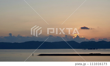 沖縄県座間味村阿嘉島から見た渡嘉敷島の日の出 111016173