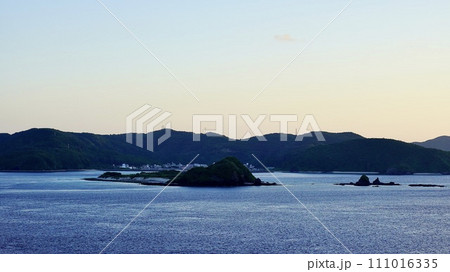 沖縄県座間味村阿嘉島から見た日の出と安慶名敷島 沖縄県座間味村阿嘉島から見た日の出と安慶名敷島 111016335