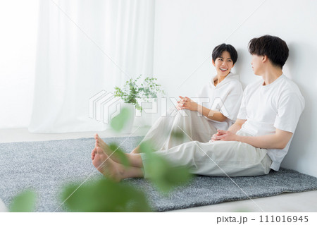 リラックスウエアを着てくつろぐカップル 111016945