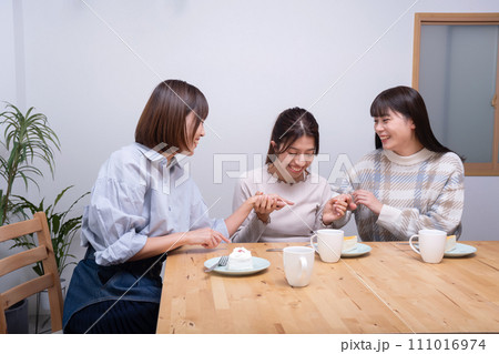 ダイニングで楽しそうに話が盛り上がる女性3人 ダイニングで楽しそうに話が盛り上がる女性3人 111016974