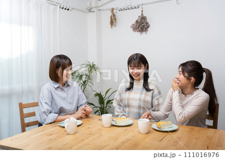 ダイニングで楽しそうに話が盛り上がる女性3人 ダイニングで楽しそうに話が盛り上がる女性3人 111016976