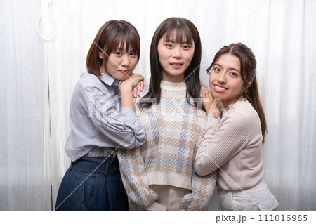 肩を組む3人の女性 肩を組む3人の女性 111016985