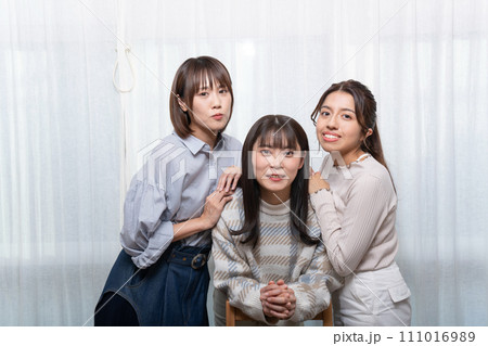 仲良し3人組の女性 仲良し3人組の女性 111016989