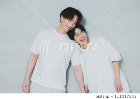 寄り添うカップル 111017855
