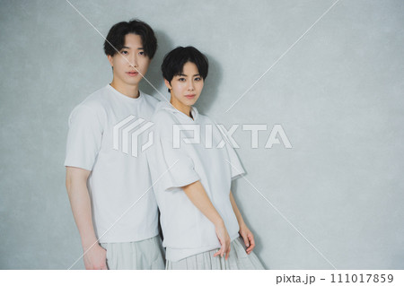 寄り添うカップル 111017859