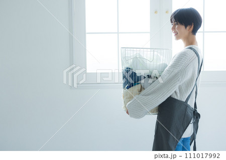 洗濯物を干す主婦 111017992