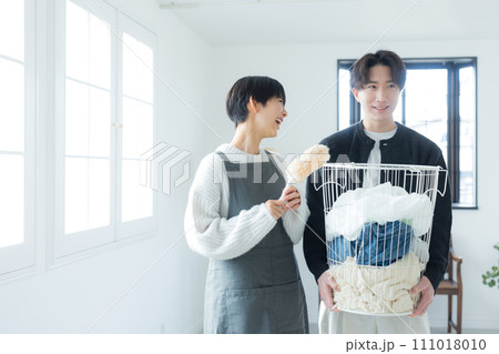 家事をするカップル 家事をするカップル 111018010
