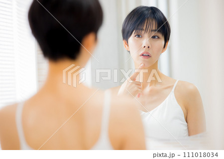 洗面所でスキンケアをする女性 111018034