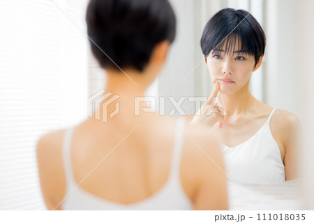 洗面所でスキンケアをする女性 111018035