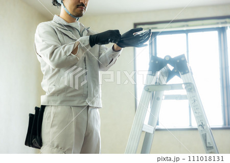 天井を点検する作業着の男性  天井を点検する作業着の男性  111018131