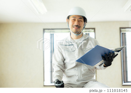 天井を点検する作業着の男性　 111018145