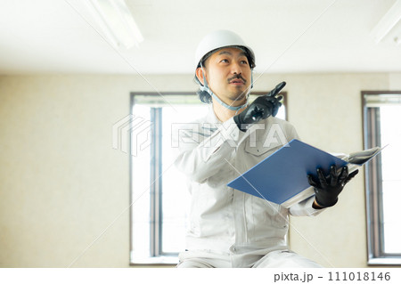 天井を点検する作業着の男性  天井を点検する作業着の男性  111018146