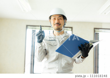 天井を点検する作業着の男性　 111018148
