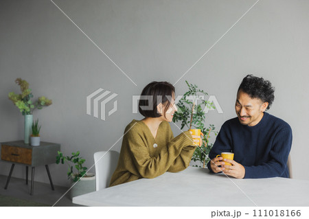 マグカップを持つニットのミドルカップル マグカップを持つニットのミドルカップル 111018166