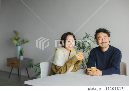 マグカップを持つニットのミドルカップル マグカップを持つニットのミドルカップル 111018174