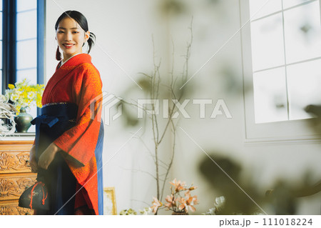 朱赤の振袖と袴を着た女性　　 111018224