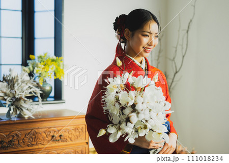 朱赤の振袖と袴を着た女性　　 111018234