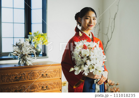 朱赤の振袖と袴を着た女性　　 111018235